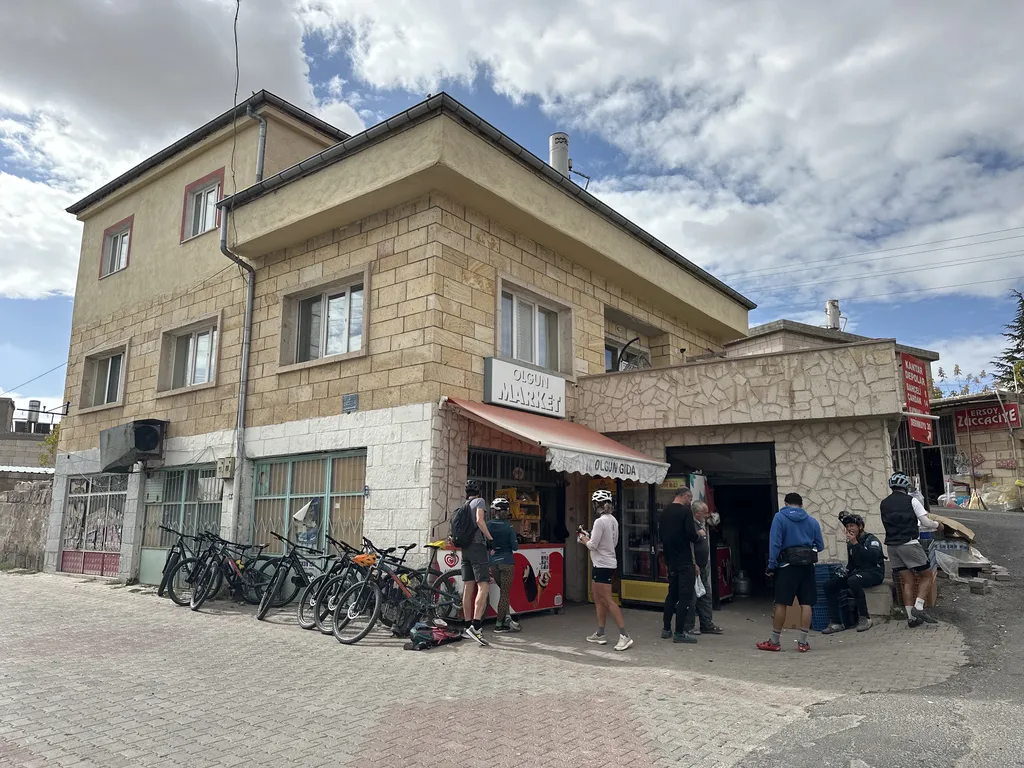 Macera severler için zorlu ve manzaralı bir rota. Kapadokya'nın gerçeküstü vadilerini, peri bacalarını ve antik kentlerini keşfedin.